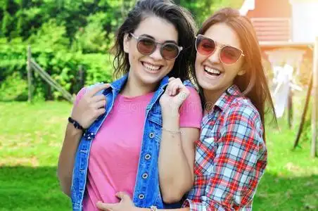 笑到你肚子疼肖像关于两个笑的女性的朋友使人疲乏的太阳镜你看照片