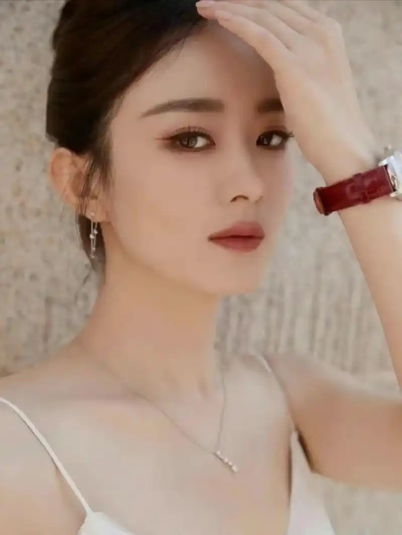 赵丽颖性感写真:身穿吊带白裙优雅迷人,简直美翻了!