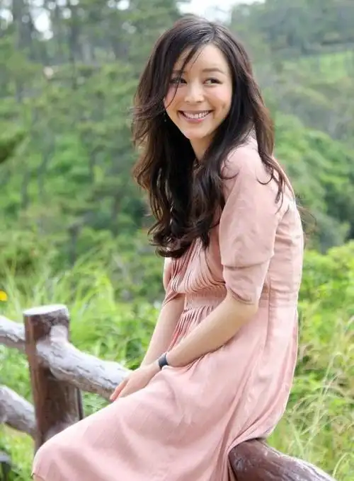 上面这些女明星,大多是大酒窝,下面我们再来看一看浅笑梨涡的代表女