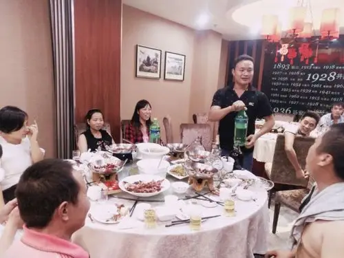 虎哥的生日!农历的十月初九,在毛家饭店宴会照片!