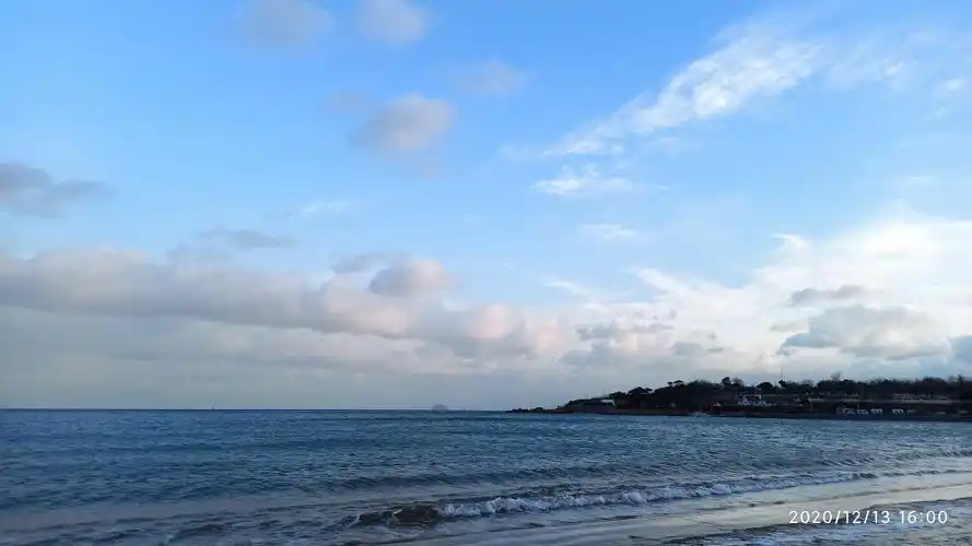 今日的青岛天气阳光明媚但比较冷中午下了瞬间雪花~~海边云美极了