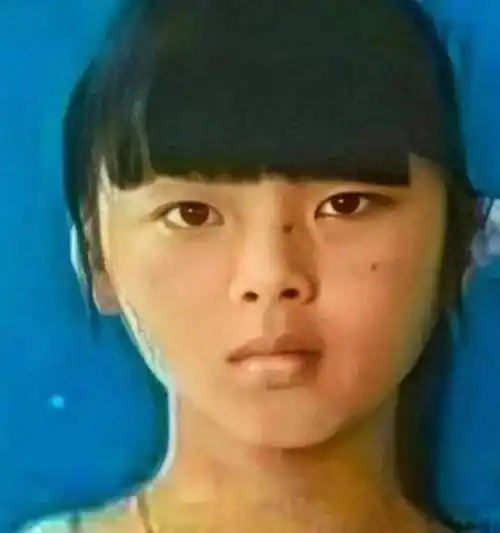 后来在杨超越小学的时候,妈妈实在是忍辣眼生活的贫苦,所以和杨超越的