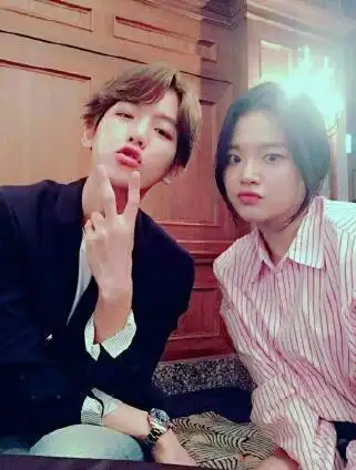 池赫拉与边伯贤都是歌手出身,二人私下关系很好.池赫拉与边伯贤.