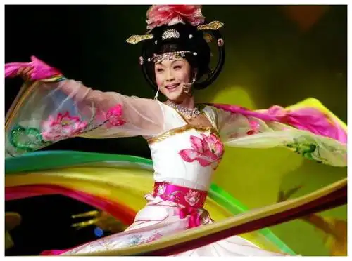 反串演员李玉刚女装巴黎走秀,美的让女人嫉妒,老外都想娶回家