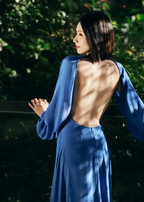 刘惜君身材被低估当她穿上深v露背裙性感火辣气场强大