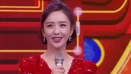 佟丽娅跨界主持春晚惊艳