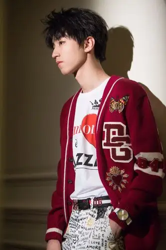 明星就是不一样,穿校服在人群中都最显眼,王俊凯太吸睛