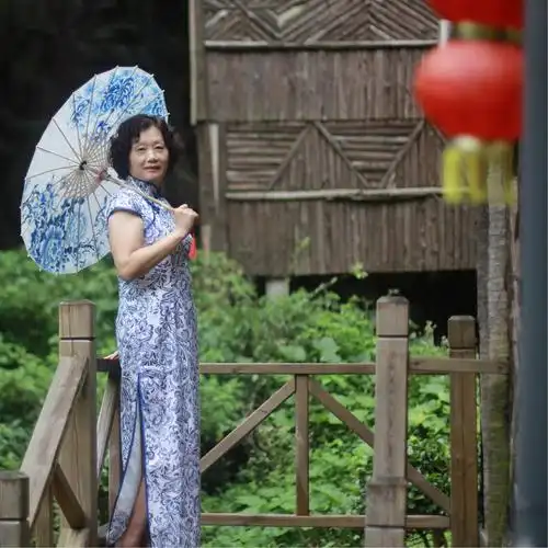 小木屋前的旗袍秀 - 美篇