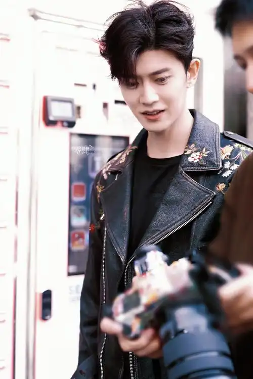 任嘉伦超话  0222 米兰时装周街拍  @任嘉伦allen  #任嘉伦米兰时装周