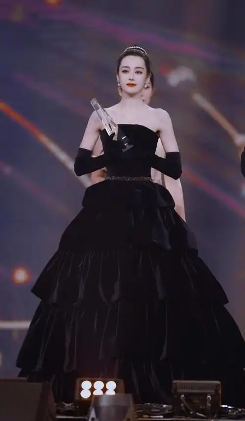 迪丽热巴赫本风造型直接封神