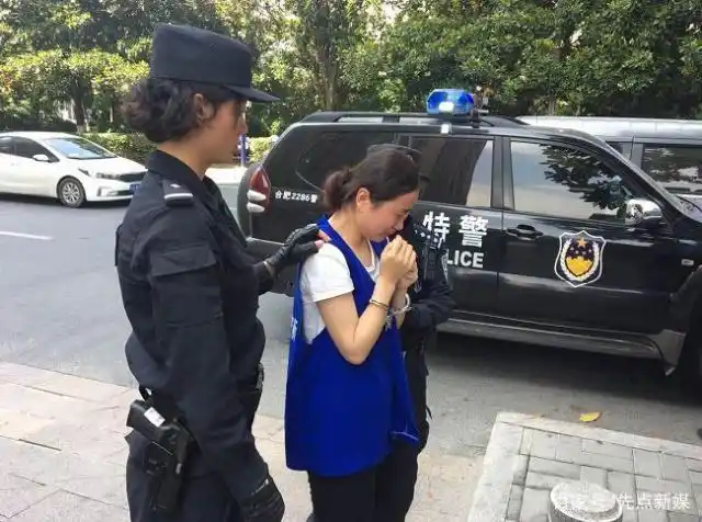 合肥摧毁一套路贷团伙!民警押解4人指认现场,头目竟是90后女子
