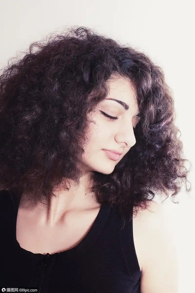 卷发特写的轻女孩的肖像