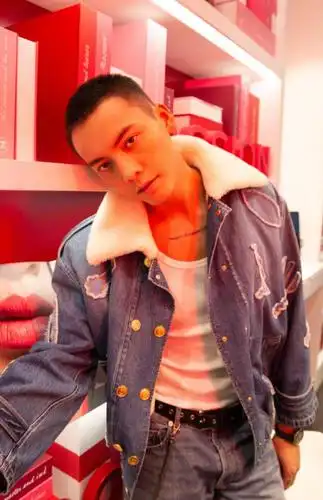 李易峰陈伟霆平头造型,酷帅有型,搭配休闲装帅气时尚,很有范儿