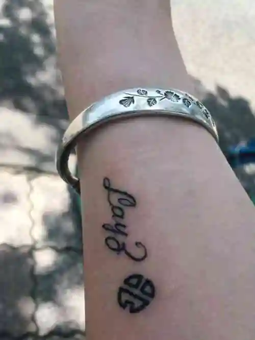 沟通我要纹的图案,有在一直跟我确认而且也很贴心给我建议纹身位置