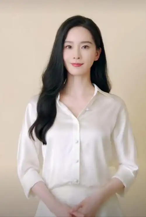 刘诗诗双手比心##刘诗诗缎面衬衫