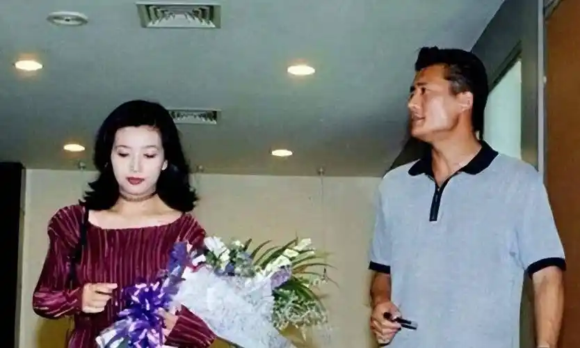 大众女神江珊:四度恋上硬汉,高曙光,靳东是前任,53岁重获爱情_父母