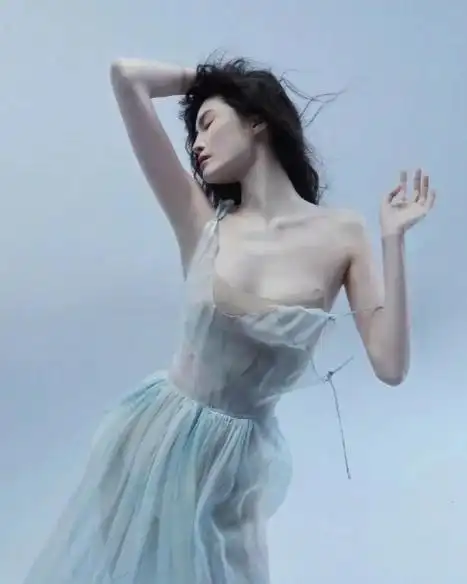 没分手!陈伟霆何穗再次被拍疑似甜蜜同居,何穗晒泳装照疑似怀孕