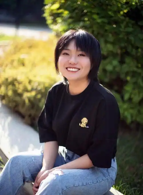 事实证明28岁的北大才女李雪琴已过上了自己理想的生活