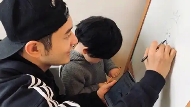 小海绵3岁生日,黄晓明携儿子同游动物园,父子背影温馨