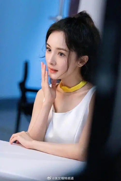 杨幂扎高马尾少女感拉满 穿白色连衣裙双手比心甜妹本妹__财经头条