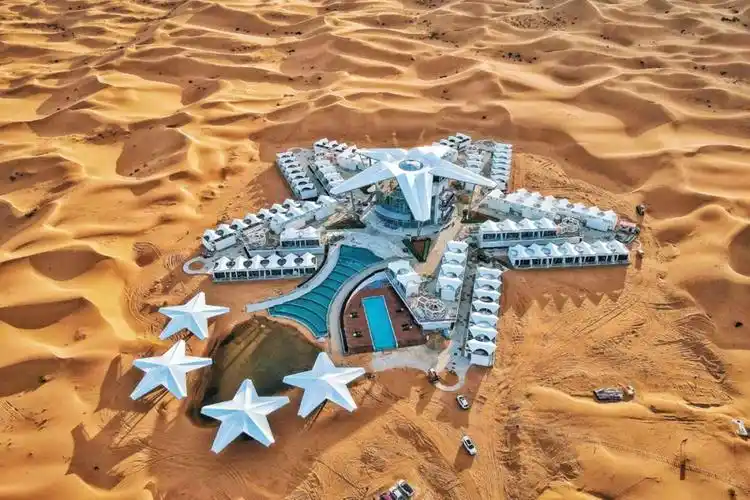 位于宁夏中卫腾格里沙漠中的沙漠星星酒店,星空璀璨,漫天的繁星甚至