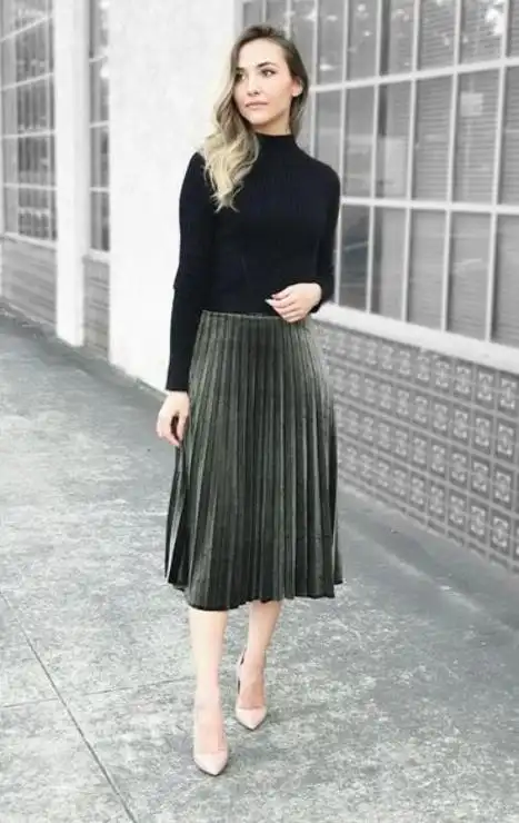 百褶裙适合搭配什么上衣?