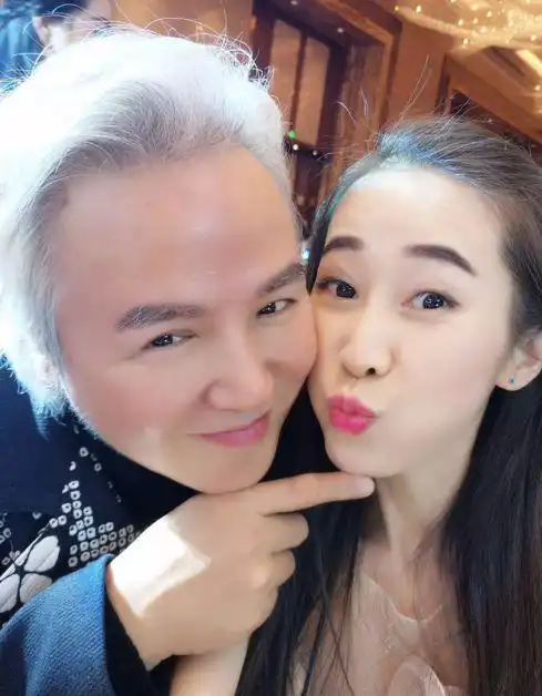 林瑞阳立刻出来解释了,说自己的老婆孩子也在现场