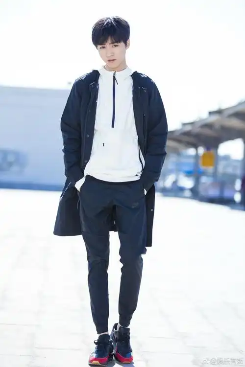 [tfboys][新闻]170308 王俊凯街拍新图!清新阳光帅出新高度