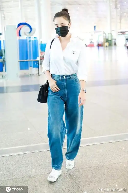 530宋佳机场街拍白衬衫搭配牛仔裤阔腿裤简约大方干练有型