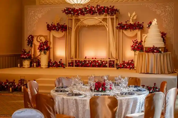 无论是婚宴舞台上的花架布置,宾客桌上的枱花,或是户外典礼的拱门装饰