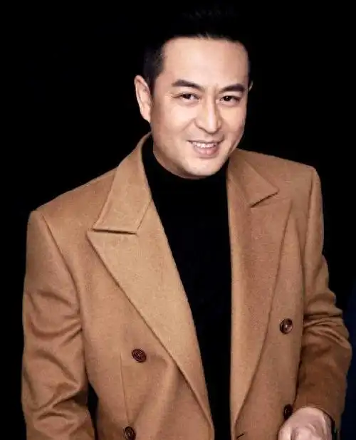 张嘉译是一位备受尊重的演员,他在影视圈以其独特的表演风格和热爱