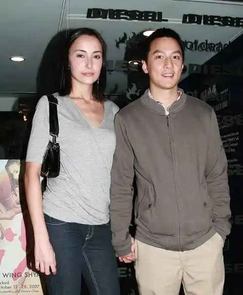 半生都在甩掉帅哥标签的吴彦祖,终于因"老""丑"上了热搜 .