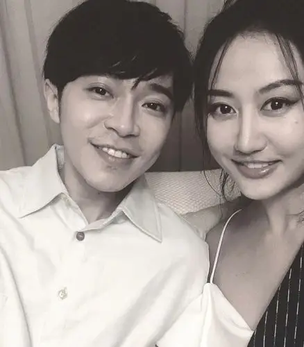 陈粒与好友吴青峰 过了很久终于我愿抬头看, 你就在对岸走得好慢, 任