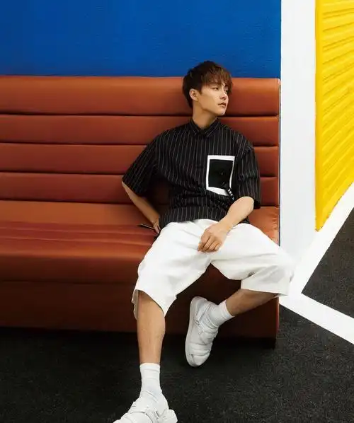 原创马天宇上节目不换造型?3套工装风穿搭超减龄,33岁也是小男孩!