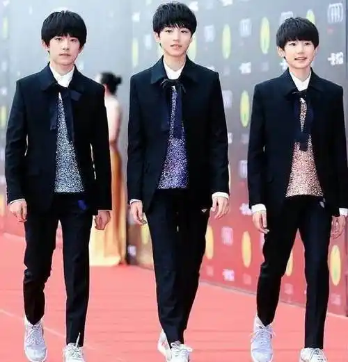 王源身高定格?三小只合影风格大变王源被指气场不足_王俊凯_易烊_时候