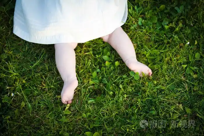 赤脚的宝贝女儿上草探索