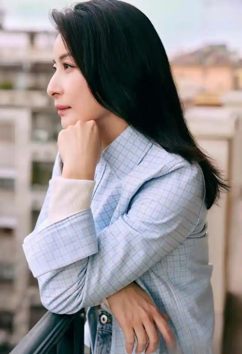 梅婷短发高跟鞋,职场女神风范尽显;郭晶晶格子衬衫牛仔裤的休闲都市风