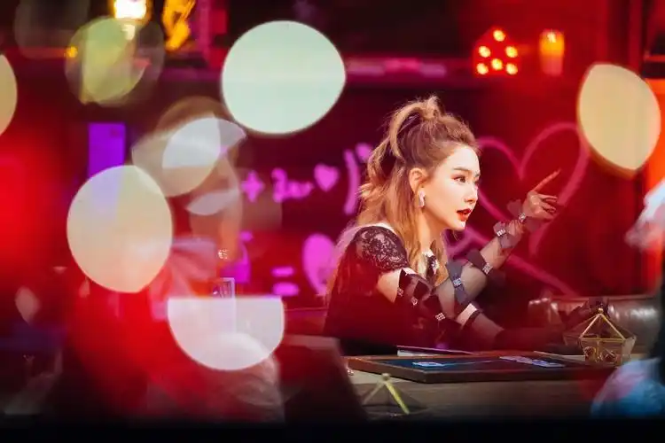 分享一组戚薇图片给大家,图中的明星图片壁纸会点缀你的电脑桌面,美化