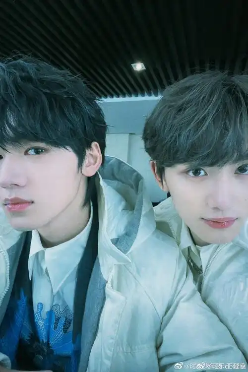 宋亚轩丁程鑫合照