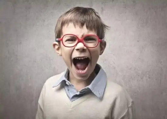 近视不要眯眼睛