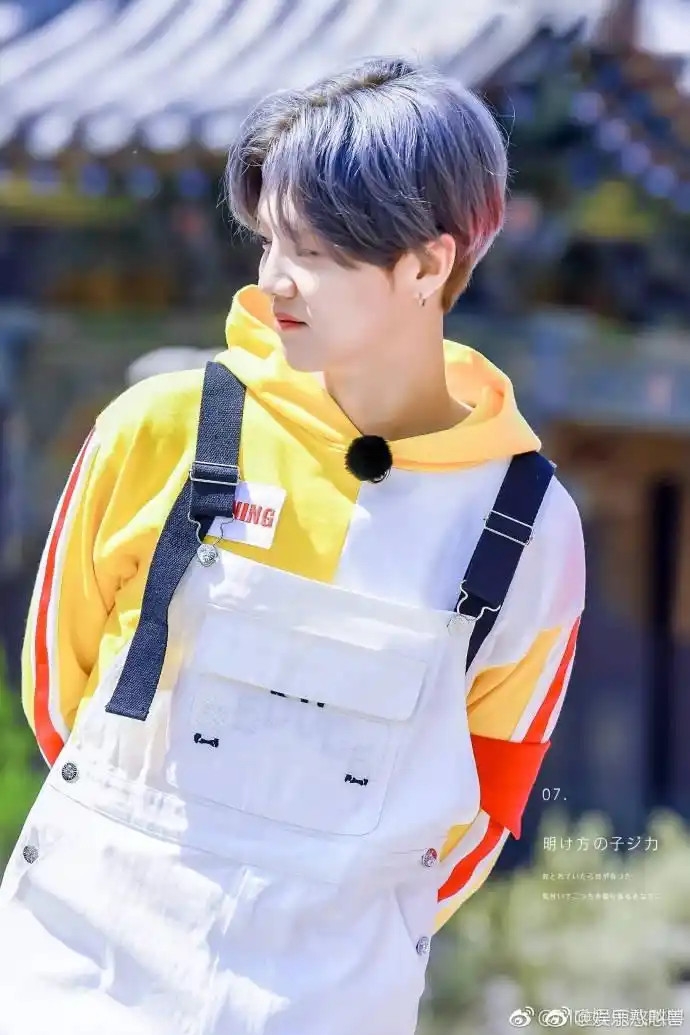 鹿晗背带裤青春活力十足 手舞足蹈庆祝胜利超可爱