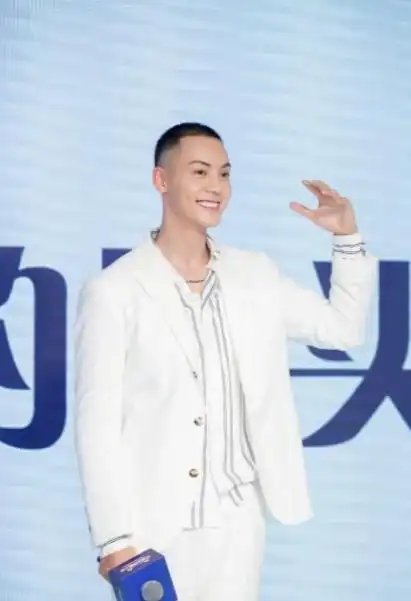 陈伟霆白色西服套装,a字版平头尽显帅气
