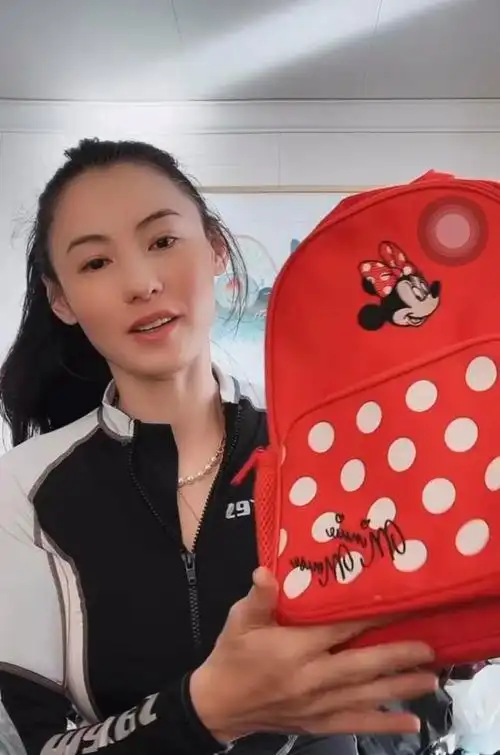 张柏芝晒三胎儿子正面照,颜值超过两个哥哥混血感很浓