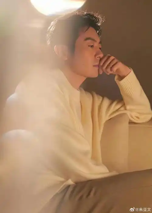 朱亚文:性感的,荷尔蒙味儿爆棚的,帅气的男演员.一整个被迷住了