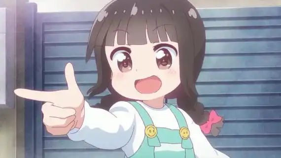 中都有这样一个可爱的小女孩比手势的镜头,然而至于这个表情包的出处