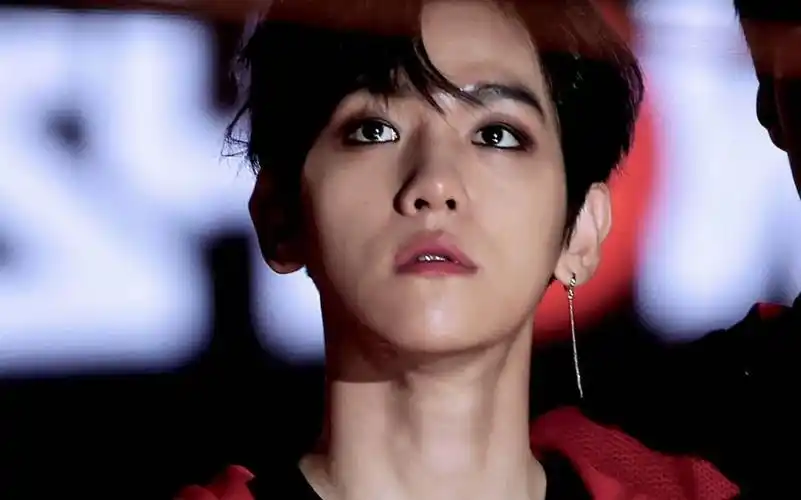 边伯贤〗经典回顾之黑发红衣大魔王直拍,边哥永远的神!