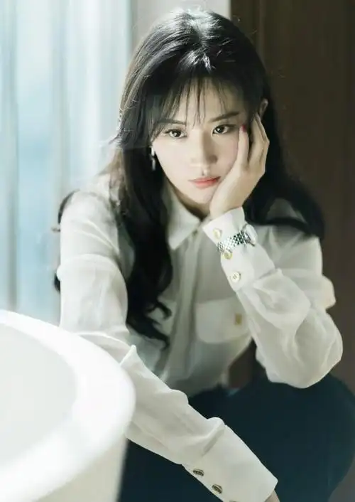 被刘亦菲的新造型美到了空气刘海搭配白色衬衫干净利落美丽大方