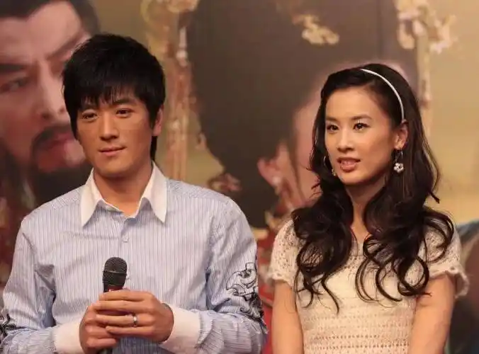 杨子黄圣依直播引热议,女方满脸疲惫不耐烦,杨子近照沧桑认不出_杨紫