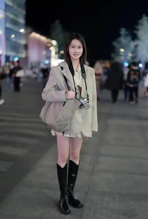 高筒靴如何搭配,高筒靴如何搭配好看(10组及膝高筒靴穿搭示范)