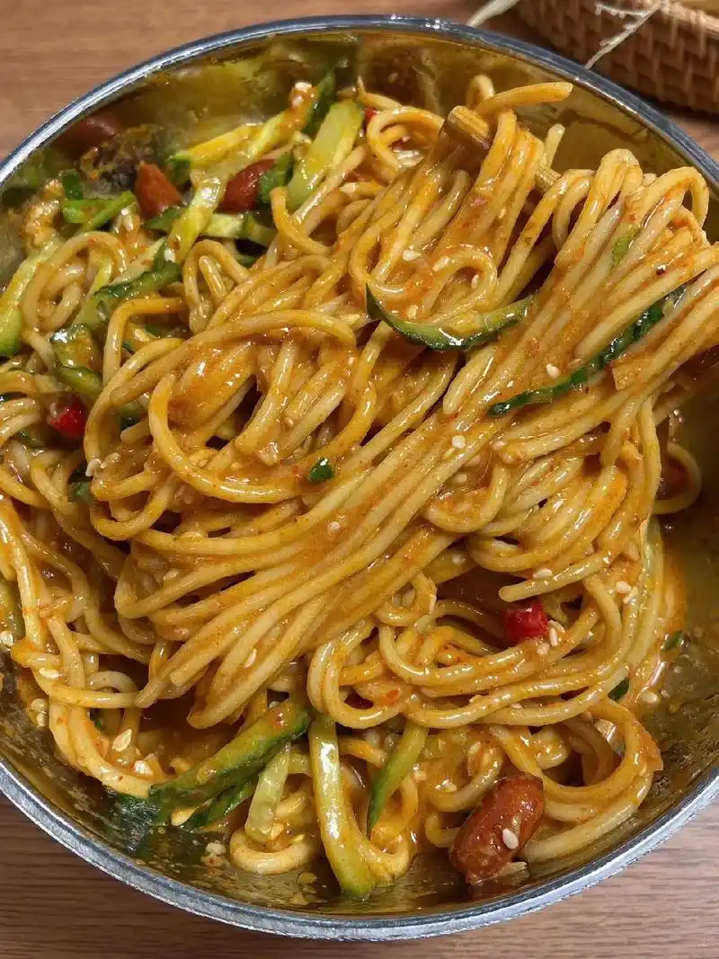 我太爱这个麻酱拌面了~筋道的面条配上浓浓的麻酱汁～拌一拌就要 - 抖